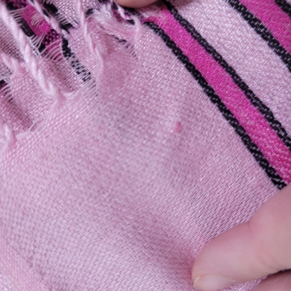 Pashmina pink abstract print scarf with fringe - Picture 5 of 5